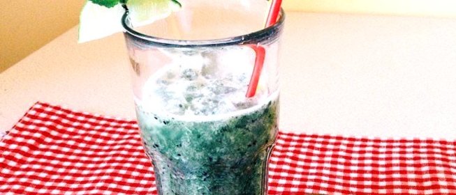 Зеленый коктейль из киви, петрушки и меда