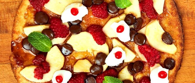 Сладкая пицца с грушей в карамели малиной и крем сыром