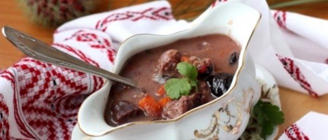 Говядина с черносливом и брусникой