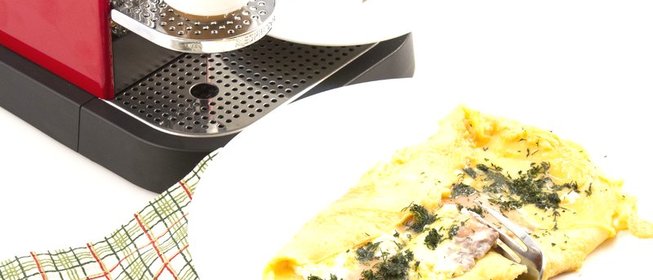 Омлет с водкой и лососем