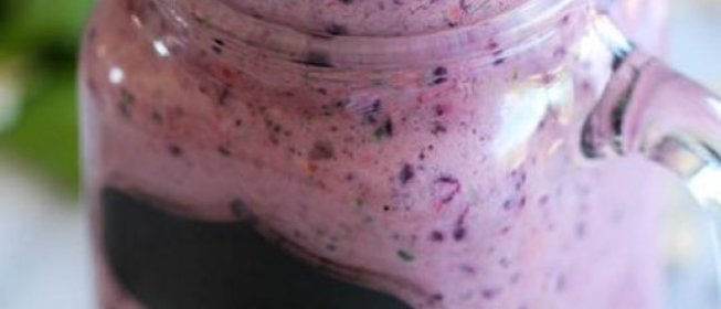 Смузи с голубикой и бананом