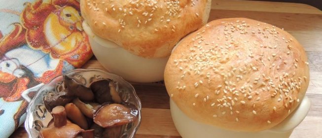 Свинина в горшочках с маринованными маслятами и крышечками из теста