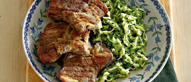 Свинина с фенхелем на гриле с салатом из цукини