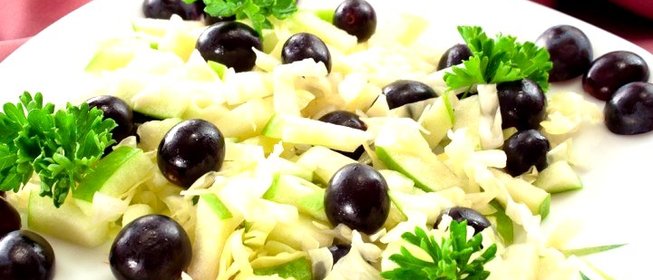 Салат с капустой, виноградом и яблоком