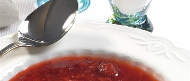 Компот из ревеня и клубники со свежей мятой