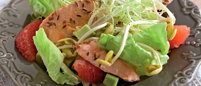 Салат из морской форели с имбирно-грейпфрутовой заправкой