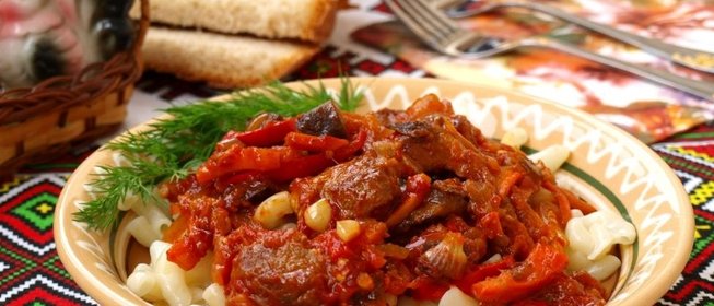 Жареная свинина в остром соусе с баклажанами, морковью и помидорами