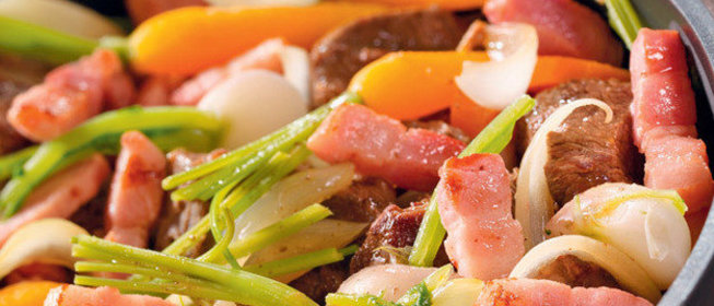 Говядина с беконом и овощами