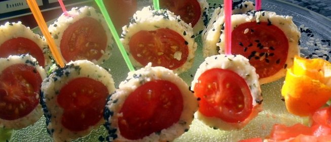 Закуска из помидор черри и брынзы