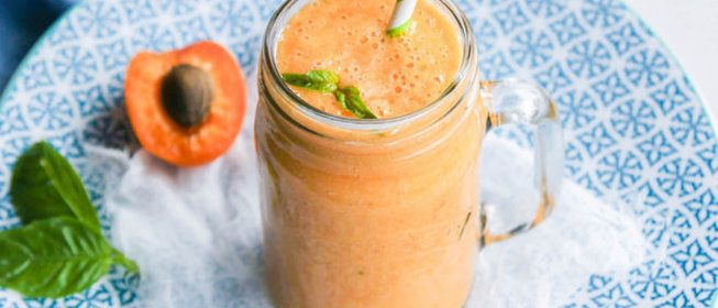 Смузи с абрикосом, арбузом и базиликом