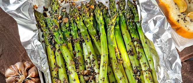 Спаржа с чесночными тостами и луково-уксусной заправкой