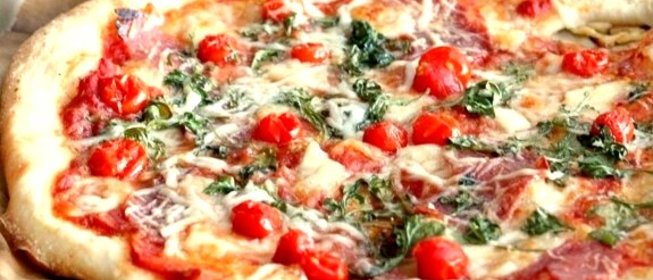 Пицца с салями, помидорами и сыром