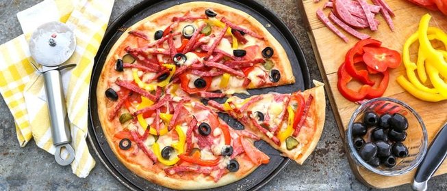 Пицца с копченой колбасой