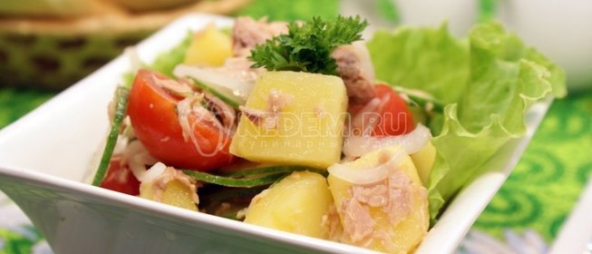 Салат с тунцом и маринованным луком