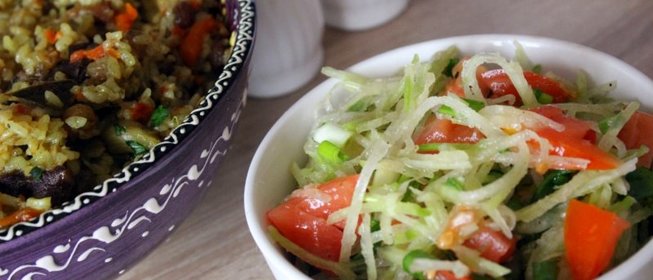 Сочный салат из зеленой редьки к плову