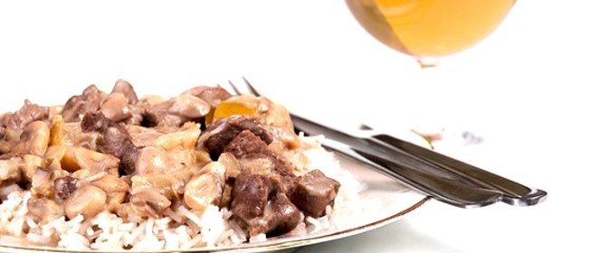 Жареная говядина с красным перцем, грибами, устричным соусом и рисом