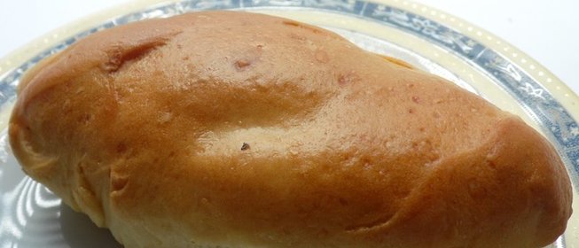 Пицца с колбасой и беконом