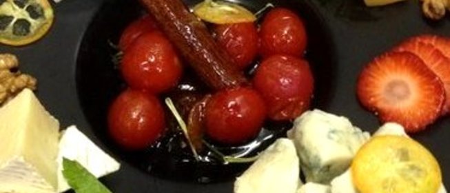 Сырная тарелка с медовыми черри