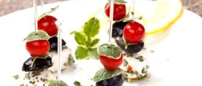 Канапе с маринованной в цитрусовом соке и фенхеле фетой, оливками и мятой