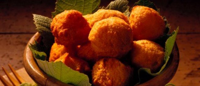 Шарики из крабового мяса, риса и яйца с сыром