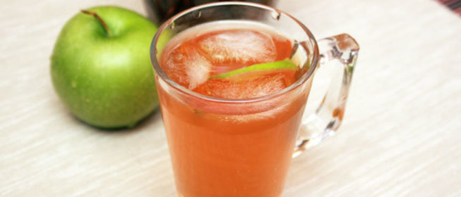 Холодный чай с мятой и яблоком