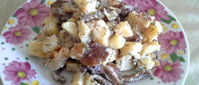 Жареный картофель с грибами в сметане
