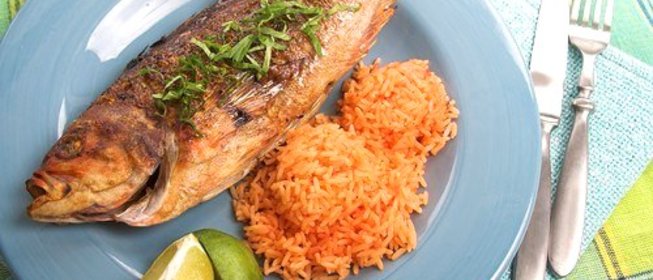 Дорада, запеченная с белым вином и хлебными крошками