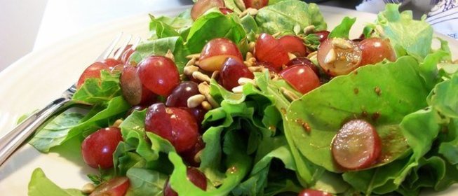 Салат из рукколы и винограда с семечками подсолнечника