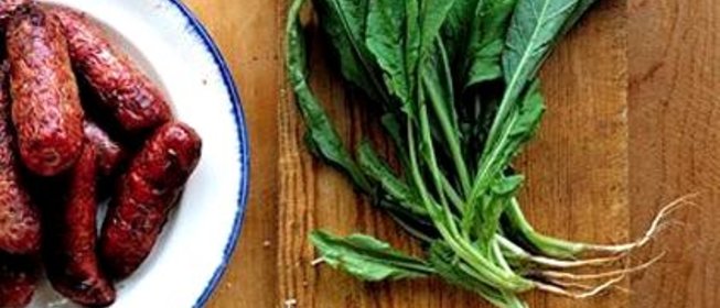 Сосиски-гриль с соусом песто из руколлы