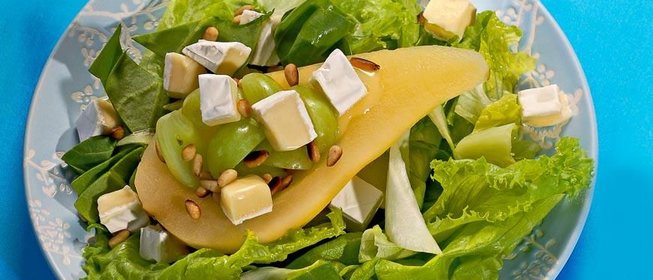 Салат с грушами и виноградом