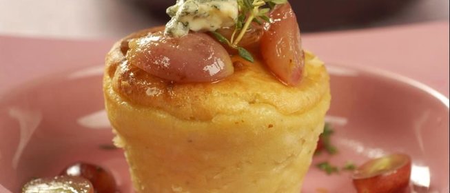 Суфле из голубого сыра с виноградным сиропом