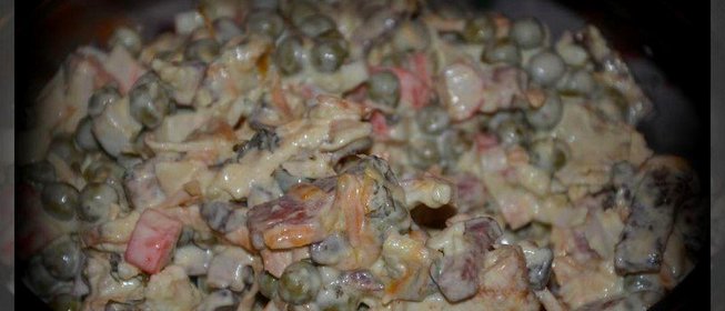 Салат с горошком колбаской и блинчиками