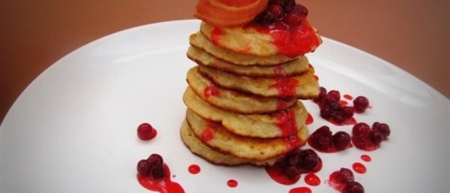 Овсяные оладьи с клюквенным соусом и хрустящим беконом