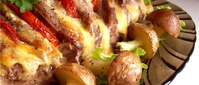Свинина, запеченная с помидорами