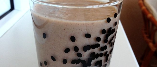 Банановый молочный коктейль с шоколадом и медом