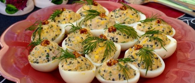 Яйца фаршированные тунцом и икрой из водорослей