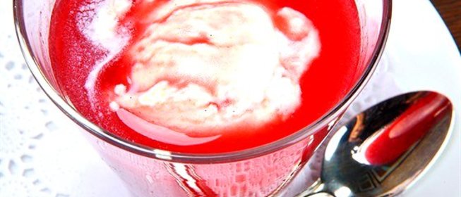 Компот из слив, малины и красного вина с ванильными взбитыми сливками