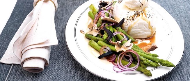 Спаржа с бурратой и соусом из хересного уксуса и меда