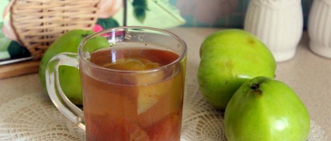 Компот из яблок и лесной клубники