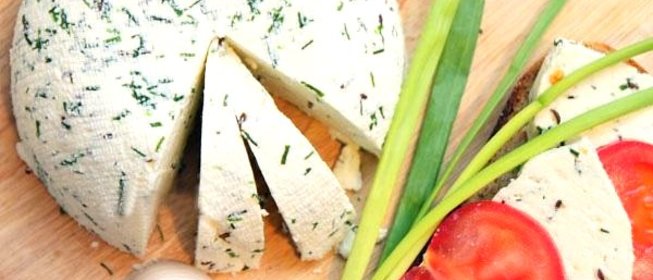 Домашний сыр с луком и тмином