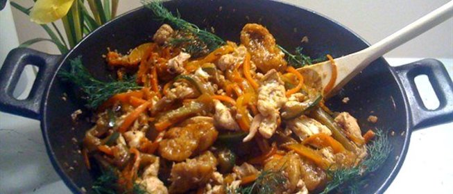 Отварная курица с соусом из овощей и клецками, жареными в китайской смеси пяти пряностей