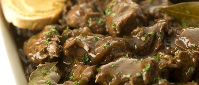 Тушеная говядина в пиве с луком