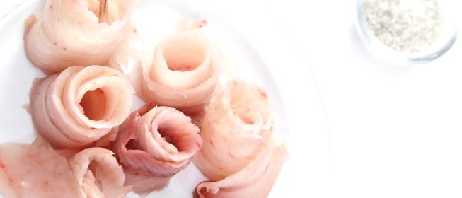 Строганина из омуля с медово-соевым соусом