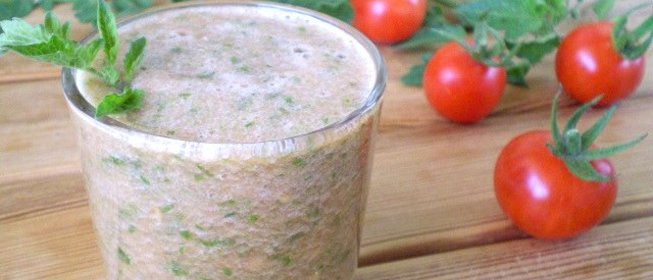 Зеленый коктейль с помидорами