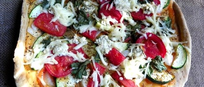Пицца с кабачком и помидорами