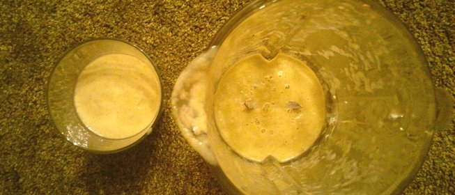 Зимний смузи из авокадо, банана и киви