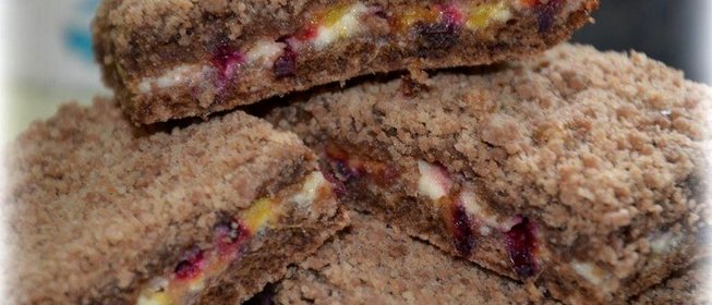 Шоколадное насыпное печенье с творогом и сливой