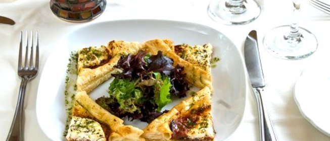 Пицца с рукколой, козьим сыром и грецкими орехами