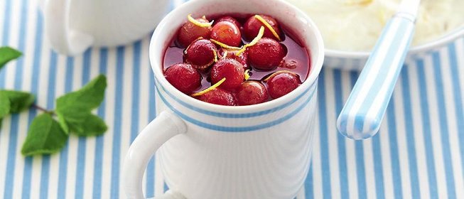 Припущенный в вине виноград с маскарпоне