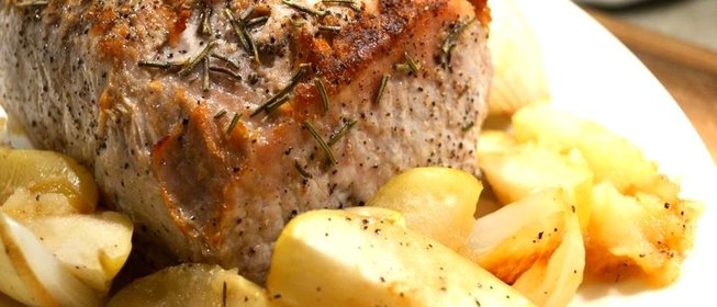 Свинина с яблоками в духовке